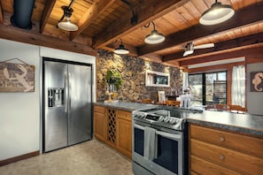 Fridge, microwave, oven, stovetop - Cedar Nest – Experience Ozark Magic in Sunrise Beach (Sunrise Beach)