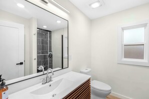 Shower, hair dryer, shampoo - Little Bearcat Bungalow – Stay on Ozark Waterfront (Sunrise Beach)