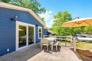 Outdoor dining - Little Bearcat Bungalow – Stay on Ozark Waterfront (Sunrise Beach)