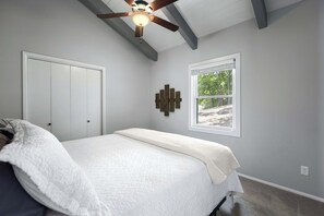 3 habitaciones, tabla de planchar con plancha, wifi y ropa de cama 