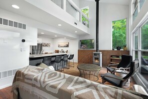 Interior - Treehouse LOZ – Seclusion for 6! (Sunrise Beach)