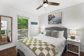 2 bedrooms, desk, WiFi, bed sheets