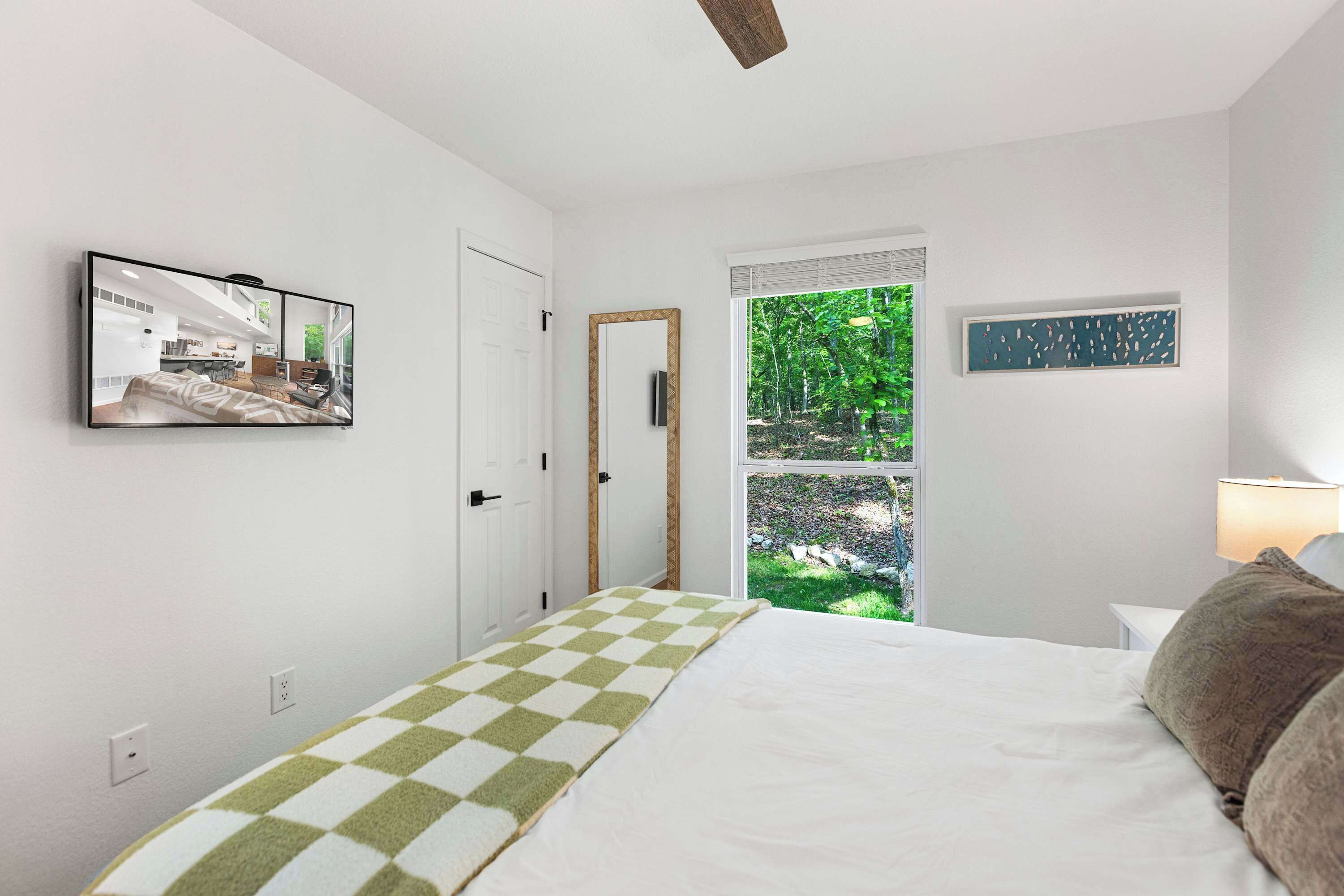 2 bedrooms, desk, WiFi, bed sheets