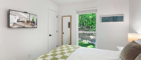 2 bedrooms, desk, WiFi, bed sheets