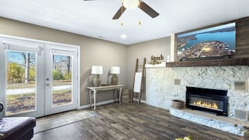 电视、壁炉、办公室