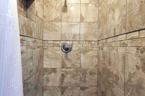 Douche, sèche-cheveux, shampoing
