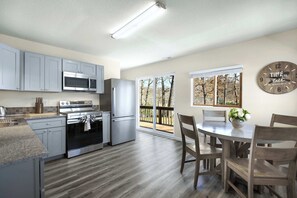 Fridge, microwave, oven, stovetop - White Oak Landing – Spacious 6 BDR w/ Boat Slip! (Sunrise Beach)