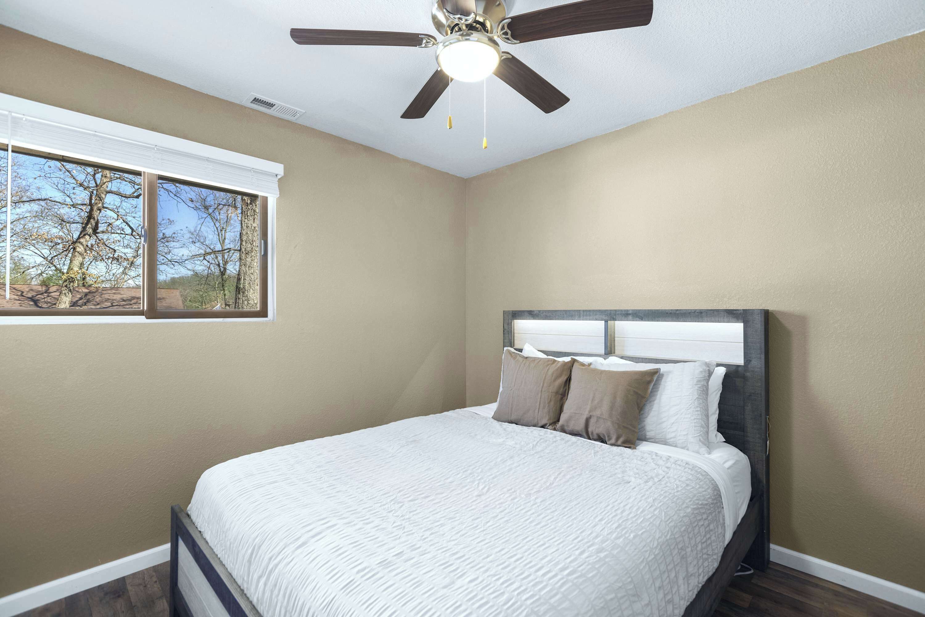 6 bedrooms, travel crib, WiFi, bed sheets