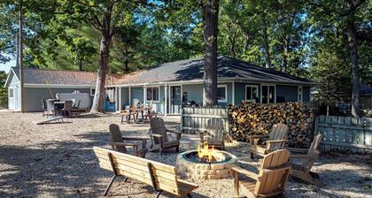 White Oak Landing – Spacious 6 BDR w/ Boat Slip!