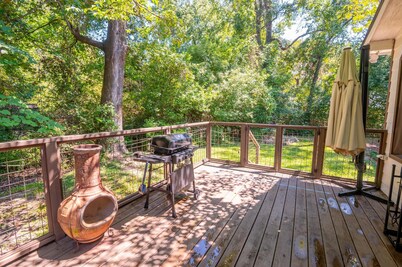 Holmes Manor: 4br + Pool Table + Screen Porch!