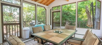 Holmes Manor: 4br + Pool Table + Screen Porch!