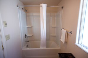 Eenpersoonskamer, 1 kingsize bed, niet-roken | Badkamer | Een bad/douchecombinatie, een haardroger, handdoeken, zeep