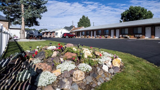 Property grounds - Blue Pine Motel (Panguitch)