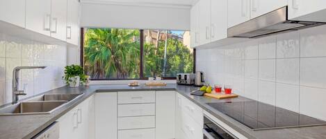 Astianpesukone, kahvin-/teenkeitin, keittoastiat/astiat/ruokailuvälineet