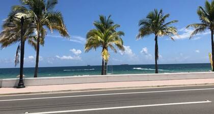 01 Cozy Portside Apartment - close to everything!