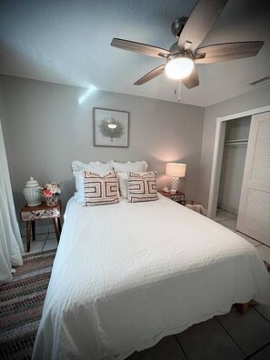 2 habitaciones, tabla de planchar con plancha y cuna de viaje 