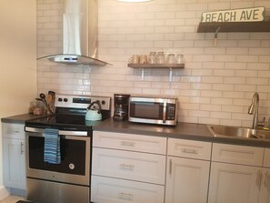 Fridge, microwave, oven, stovetop - 02 Rustic meets Beachy Apartment - Walk Downtown! (Ft Lauderdale)