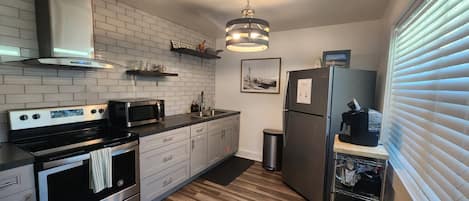 Kjøleskap, mikrobølgeovn, ovn og kokeplater