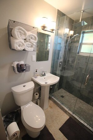 Dusj, hårføner, håndklær og såpe