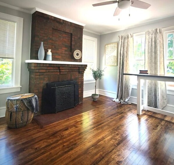 Interior - 10 Gorgeous, contemporary Apt on Historic Earle St (Greenville)