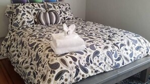 1 bedroom, iron/ironing board, WiFi (free), bed sheets - 10 Historic Earle with Rustic Charm (Greenville)