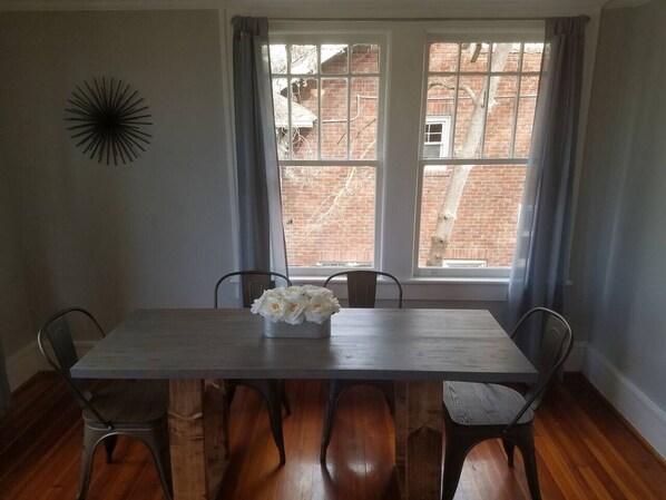 Dining - 10 Historic Earle with Rustic Charm (Greenville)