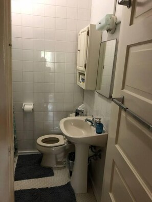 Dusche, Haartrockner, Handtücher, Seife