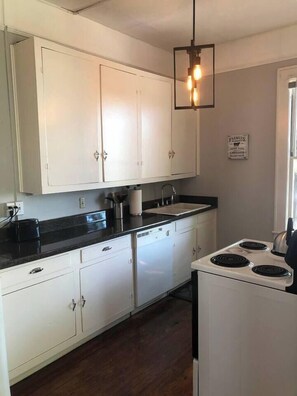 冷蔵庫、電子レンジ、オーブン、コンロ