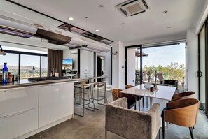 Deluxe House, Desert view | Private kitchen