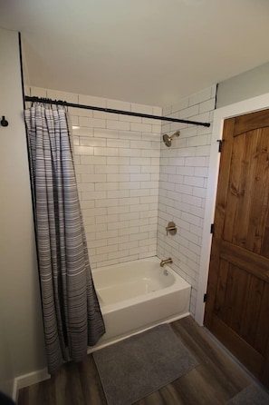 Dusche, Haartrockner, HandtĂŒcher, Seife
