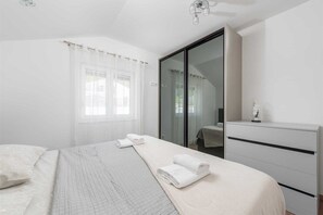 6 habitaciones, tabla de planchar con plancha y cuna de viaje