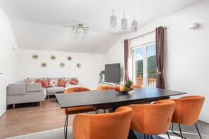 TV connectée, table de tennis de table, livres