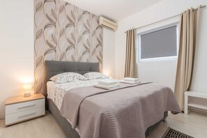6 habitaciones, tabla de planchar con plancha y cuna de viaje 
