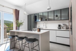 Refrigerador, microondas, horno y parrilla de estufa