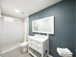 Ducha, toallas, jabón, shampoo