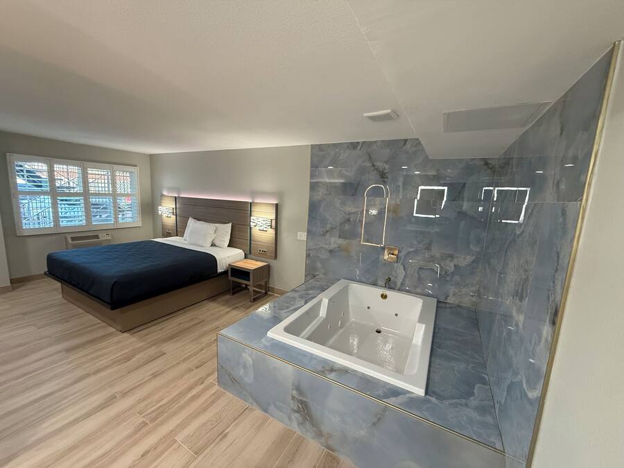 Quarto solteiro romântico, banheira de hidromassagem | Banheira de hidromassagem particular