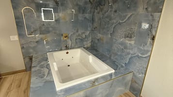 Quarto solteiro romântico, banheira de hidromassagem | Banheira de hidromassagem particular