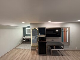 Habitación individual romántica, bañera de hidromasaje | Servicio de la habitación