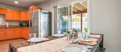 ثلاجة، ميكروويف، فرن، موقد طهي مسطح