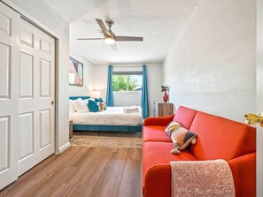 5 Schlafzimmer, Schreibtisch, Bügeleisen/Bügelbrett, Reisekinderbett