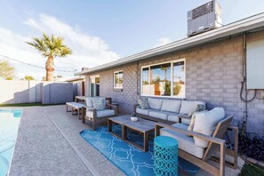 Terrace/patio - 4BR Sleeps 8 Heated Pool Yard Games BBQ! (Scottsdale)