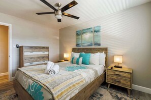 4 bedrooms, desk, iron/ironing board, travel cot - 4BR Sleeps 8 Heated Pool Yard Games BBQ! (Scottsdale)