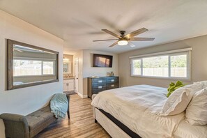 3 bedrooms, desk, iron/ironing board, travel crib - 3BR w/ Pool | Ping Pong | Putting Green (Scottsdale)