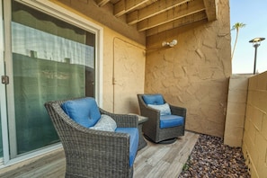 Terrace/patio - 2BR Sleeps 6 Pool BBQ Gym Hot Tub & Bar Hopping! (Scottsdale)