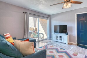 TV, offices - 2BR Sleeps 6 Pool BBQ Gym Hot Tub & Bar Hopping! (Scottsdale)