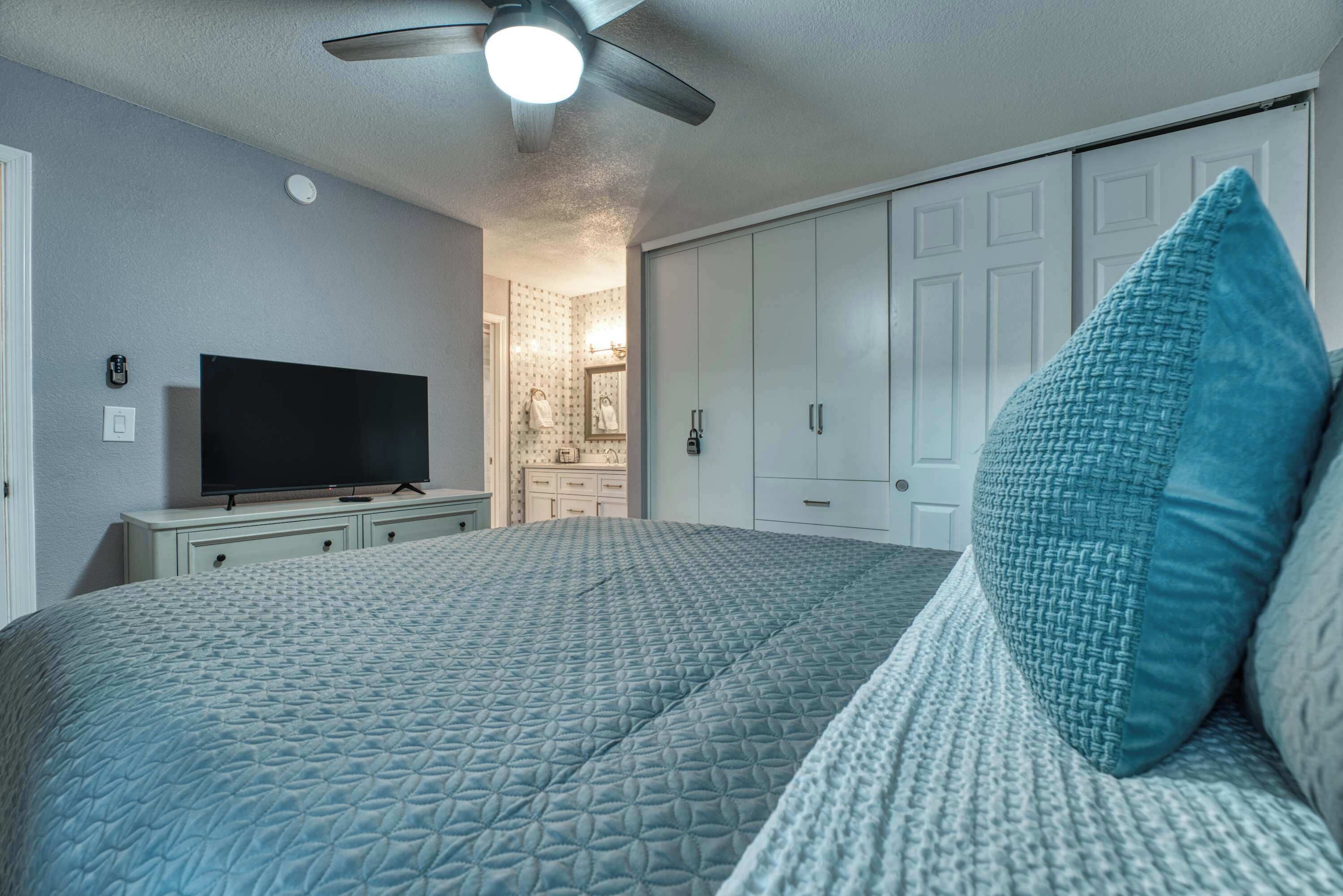 2 Schlafzimmer, Schreibtisch, Bügeleisen/Bügelbrett, Reisekinderbett