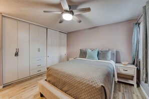 2 bedrooms, desk, iron/ironing board, travel cot - 2BR Sleeps 6 Pool BBQ Gym Hot Tub & Bar Hopping! (Scottsdale)