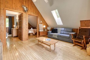 7 bedrooms, desk, iron/ironing board, travel crib