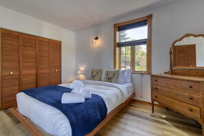 7 bedrooms, desk, iron/ironing board, travel crib