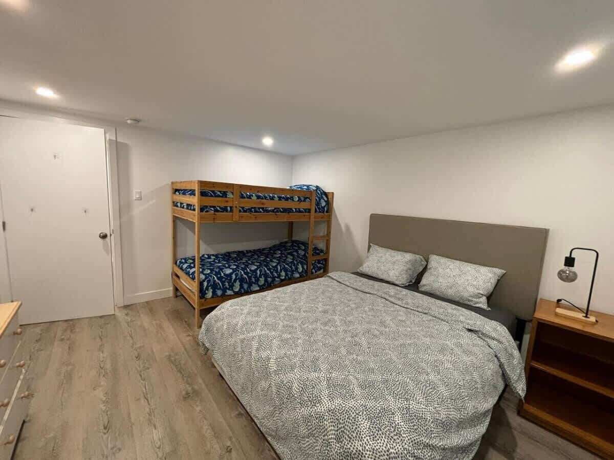 Tabla de planchar con plancha, wifi gratis y ropa de cama 